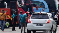 Mereka akan menghampiri mobil yang mengantar pemudik untuk menawarkan jasa mengangkut barang ke agen bus.
