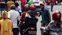 Para porter terlihat sibuk manawarkan jasa angkut barang di antara ramainya pemudik di Terminal Kalideres.
