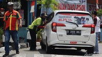 Porter akan membawakan barang bawaan calon pemudik ke bus. 