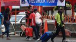 Semangat Porter Tawarkan Jasa di Terminal Kalideres