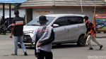 Semangat Porter Tawarkan Jasa di Terminal Kalideres