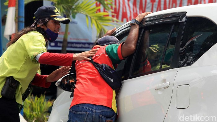 Semangat Porter Tawarkan Jasa di Terminal Kalideres Pria tangguh penjual jasa porter berkejaran mencari calon penumpang di Terminal Kalideres, Selasa (3/5/2021). Porter akan membawakan barang bawaan calon pemudik ke bus. Porter menerima imbalan sejumlah uang tergantung dari berat dan ukuran barang yang dibawa.