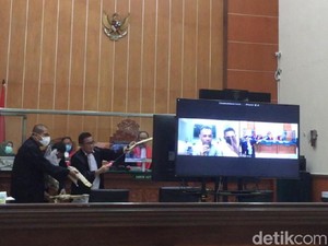 JPU Perlihatkan Golok yang Dipakai Anak Buah John Kei Habisi Korban