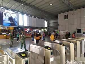 Dijaga TNI, Begini Situasi Stasiun Tanah Abang Pagi Ini