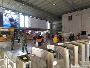 Dijaga TNI, Begini Situasi Stasiun Tanah Abang Pagi Ini