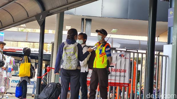 Suasana di Stasiun Tanah Abang Selasa Sore