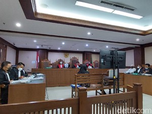 Jaksa Cecar Saksi soal Selisih Uang Kembalian Dana Hotel Atlet Triathlon
