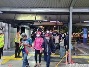 Stasiun Tanah Abang Kembali Dibuka, Antrean Penumpang Masuk Sempat Mengular