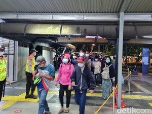 Stasiun Tanah Abang Kembali Dibuka, Antrean Penumpang Masuk Sempat Mengular