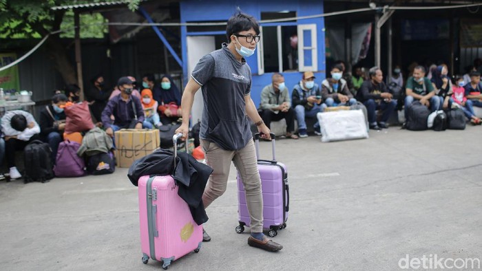 Sejumlah pemudik memadati kawasan terminal bayangan Lebak Bulus, Jakarta. Penasaran seperti apa suasana terkininya?