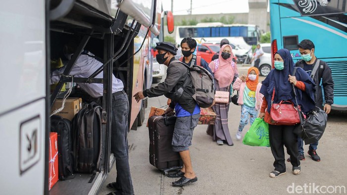 Sejumlah pemudik memadati kawasan terminal bayangan Lebak Bulus, Jakarta. Penasaran seperti apa suasana terkininya?
