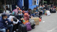 Begini kondisi terkini padatnya calon pemudik di Terminal Bayangan Lebak Bulus, Jakarta.