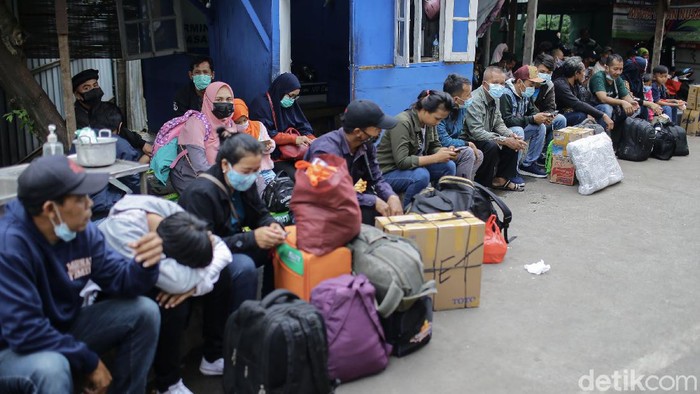 Terminal Bayangan Lebak Bulus Rame Banget Sejumlah pemudik memadati kawasan terminal bayangan Lebak Bulus, Jakarta. Penasaran seperti apa suasana terkininya?