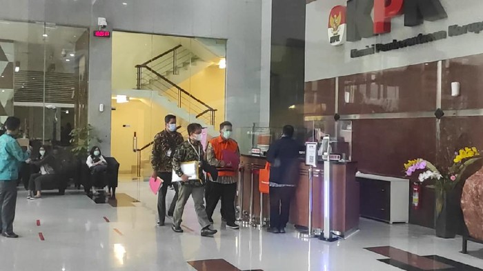Tersangka kasus suap eks pejabat Ditjen Pajak Angin Prayitno ditahan KPK (Azhar-detikcom)