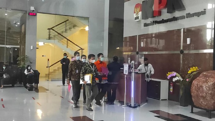 Tersangka kasus suap eks pejabat Ditjen Pajak Angin Prayitno ditahan KPK (Azhar-detikcom)