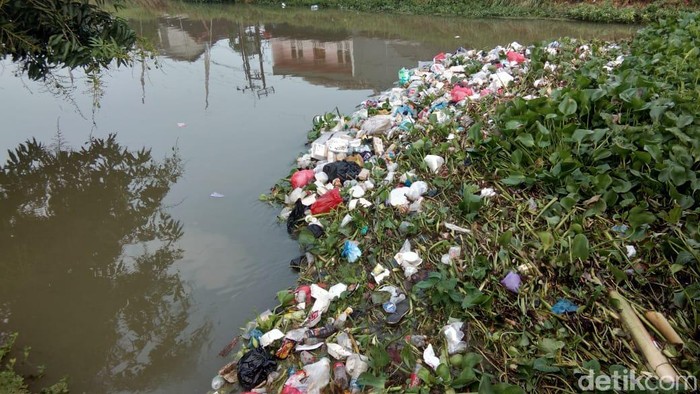 Timbulan sampah plastik di Sungai.