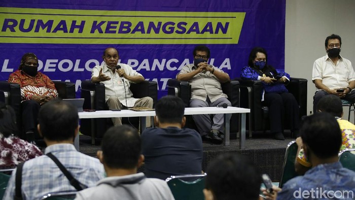 Tokoh Senior Papua Minta Status Teroris KKB Papua Dikaji Ulang Sejumlah tokoh senior Papua berbicara kondisi Papua usai kelompok kriminal bersenjata (KKB) ditetapkan sebagai teroris.