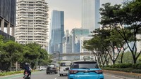 Lalu bagaimana dengan performa mesinnya? Pengalaman detikOto saat mencoba mobil ini tenaganya cukup responsif di putaran bawah. Meski mesinnya hanya 1.000 cc, teknologi turbo yang disematkan bisa mendongkrak performa secara maksimal. Saat mencoba menggeber mobil di atas kecepatan 100 km/jam, hanya dibutuhkan putaran mesin sekitar 2.500 rpm. Foto: Luthfi Anshori/detikOto