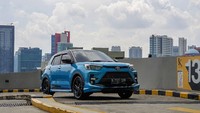 Secara tampilan, Toyota Raize memiliki desain yang gagah dan maskulin. Terlebih di varian GR Sport ini sudah dilengkapi sejumlah bodykit di bagian depan, samping, juga belakang, yang membuat tongkrongannya jadi lebih kekar. Pemilihan velg 17 inci dengan finishing full black juga menjadikan mobil ini tampak lebih sporty. Foto: Luthfi Anshori/detikOto