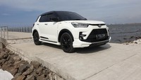Berkat diskon PPnBM, harga Toyota Raize untuk saat ini juga jauh lebih murah dibanding harga normalnya. Sebagai gambaran, tanpa diskon PPnBM, harga Toyota Raize start dari Rp 236,8 juta. Tapi karena bulan April dan Mei masih menikmati diskon PPnBM 0 persen, harga starting Raize mulai Rp 219,9 juta. Foto: Luthfi Anshori/detikOto