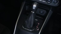 Performa oke Toyota Raize juga ditunjang dengan transmisi CVT yang mumpuni. Apalagi ada fitur paddle shift yang bisa menyimulasikan proses pindah gigi secara manual. Sehingga pengemudi bisa mendapatkan driving experience yang beragam. Foto: Dok. TAM