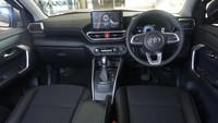Toyota Raize varian tertinggi ini sudah disematkan berbagai fitur yang bisa menunjang kenyamanan pengemudi maupun penumpangnya. Fiturnya meliputi keyless with engine start stop button, panel layar sentuh 9 inci di bagian tengah yang bisa menjalankan konektivitas Android Auto dan Apple CarPlay, lalu ada panel instrumen full digital berukuran 7 inci yang bisa disetel tampilannya dalam 4 mode. Foto: Dok. TAM