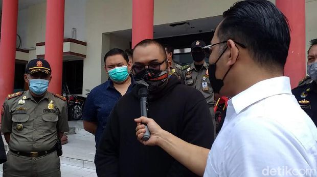 viral pria mengumpat pengunjung mal pakai masker