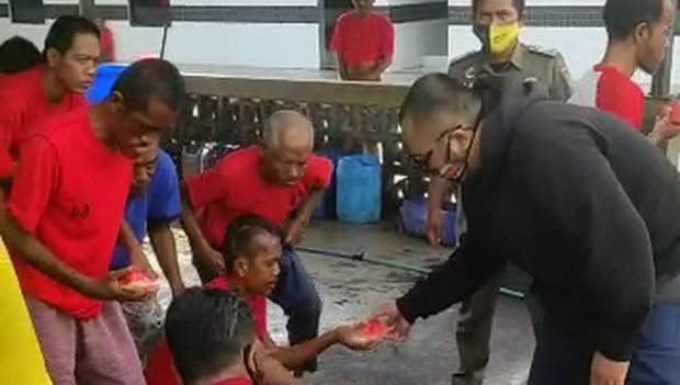 viral pria mengumpat pengunjung mal pakai masker