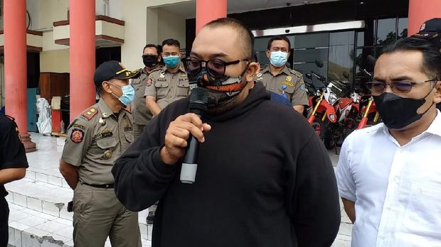 viral pria mengumpat pengunjung mal pakai masker