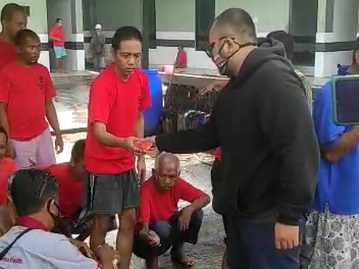 viral pria mengumpat pengunjung mal pakai masker