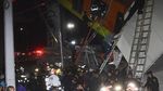 Waduh, Rel Layang di Meksiko Ambruk Saat Kereta Lewat