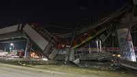 Seperti dilansir AFP dan Associated Press, Selasa (4/5/2021), rekaman kamera keamanan atau CCTV dari lokasi kejadian yang disiarkan media-media setempat menunjukkan salah satu bagian rel layang di Mexico City itu ambruk pada Senin (3/5) malam waktu setempat. AP Photo/Marco Ugarte  