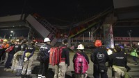 Insiden ini terjadi pada Senin (3/5) malam, sekitar pukul 22.30 waktu setempat, tepatnya di rel kereta metro Line 12, yang pembangunannya diwarnai keluhan dan tuduhan penyimpangan. AP Photo/Marco Ugarte  