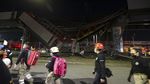 Waduh, Rel Layang di Meksiko Ambruk Saat Kereta Lewat