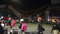 Setidaknya salah satu gerbong kereta yang rusak terlihat di tengah-tengah petugas penyelamat di lokasi. AP Photo/Marco Ugarte  