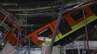 Penyebab ambruknya rel layang ini belum diketahui pasti. Tidak disebutkan juga jumlah penumpang di dalam kereta yang terjatuh saat rel layang ambruk. AP Photo/Marco Ugarte  
