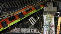 Gerbong kereta bawah tanah Mexico City tergeletak miring setelah bagian dari rel layang runtuh di Mexico City, Selasa (4/5/2021) waktu setempat. AP Photo/Marco Ugarte  