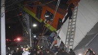 Puing-puing rel layang ini berjatuhan ke ruas jalanan di bawah hingga mengubur sejumlah mobil. AP Photo/Jose Ruiz  