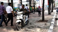 Penampakan trotoar di depan area pusat olahraga stadion Gelora Bung Karno pada tahun 2017. Tampak trotoar yang tidak tertata, masih banyak kendaraan yang melintas dan parkir liar. Rifkianto Nugroho/Detikcom.  