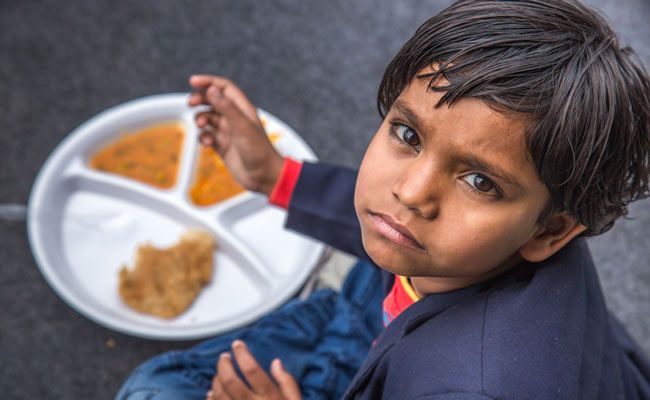 Wanita Ini Tetap Bagikan Makanan Gratis ke Ratusan Orang di Tengah Wabah Corona India