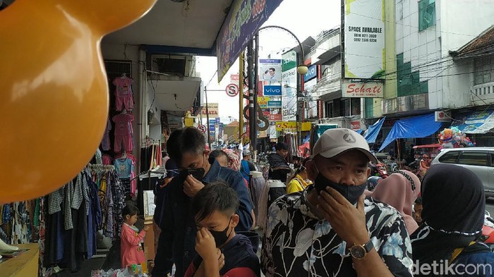 Warga Garut serbu pusat perbelanjaan jelang Lebaran
