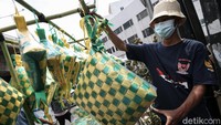 Penjualan ketupat hias akan semakin diburu oleh masyarakat menjelang hari raya Idul Fitri.  