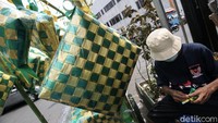 Ketupat hias ini biasanya dibeli warga untuk menghias rumah mereka.  