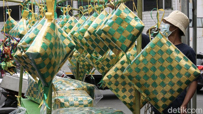 Wow! Pasar Asemka Jual Ketupat Raksasa Pedagang merapihkan Pernak-pernik ketupat hias di kawasan Pasar Asemka, Jakarta, Selasa (4/5/2021).