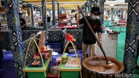 Makanan khas yang ada dalam festival kuliner tersebut adalah makanan nusantara seperti dodol, mie, serabi, masakan bali dan lainnya.