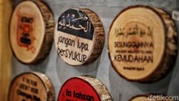 Beragam produk unggulan dengan harga terjangkau meramaikan kegiatan JakPreneur Ramadhan Fest 2021 yang diselenggarakan di Atrium Nusantara Lantai I, Mal Artha Gading mulai dari Sabtu (1/5) hingga Minggu (9/5) mendatang.