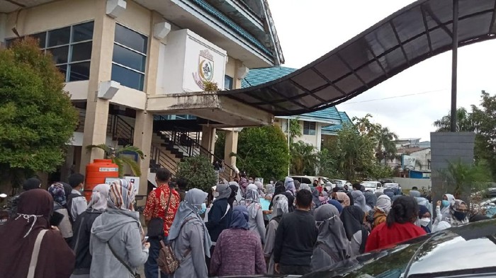 1.641 Guru kontrak belum terima gaji dan SK geruduk Disdik Makassar (Ibnu Munsir/detikcom).