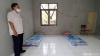 Pemerintah Desa Imbanagara Raya menggunakan bangunan eks BP3 yang sudah tidak digunakan disulap menjadi ruang isolasi. Disediakan fasilitas cuci tangan di depan pintu masuk dan di ruangan. Memiliki kapasitas 6-10 orang secara situasional. Ruang isolasi ini juga dilengkapi dengan kasur busa dan satu buah bantal. Terdapat juga beberapa toilet dan mushala serta cukup jauh dari permukiman warga. Sehingga lokasi ini sangat pas menjadi tempat isolasi bagi pasien COVID-19.