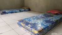 Pemerintah Desa Imbanagara Raya pun bekerjasama dengan Puskesmas setempat untuk menyiapkan tenaga perawat apabila ruang isolasi ini diisi. Perangkat Desa Imbanagara Raya Dede Misbah mengatakan ruang isolasi ini sudah ada sejak ada instruksi Bupati Ciamis ketika PPKM Mikro dilaksanakan. Sejauh ini ruang isolasi ini belum pernah digunakan. Sementara itu, Kepala Desa Imbanagara Raya Tarwan Ruhiawan mengatakan untuk mengantisipasi pemudik yang sudah terlanjur datang pihaknya telah menginstruksikan Kepala Dusun dan RT/RW untuk melakukan pemantauan. 