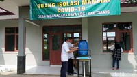 Namun apabila tidak memiliki surat tes COVID-19 akan diarahkan untuk diperiksa di Puskesmas terkait kondisinya. Apabila dinyatakan sehat maka diarahkan isolasi dirumahnya. Namun apabila menunjukan gejala COVID-19 maka akan dilakukan isolasi di ruang isolasi desa yang telah disiapkan. Sebelumnya, Bupati Ciamis Herdiat Sunarya meminta Pemerintah Desa untuk meningkatkan pengawasan dan memberdayakan lagi Posko COVID-19. Petugas desa hingga RT/RW melakukan penelusuran terhadap warga yang datang atau mudik. 
